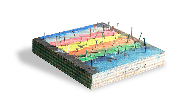 木と板だけのレインボーカラーのピンボール
